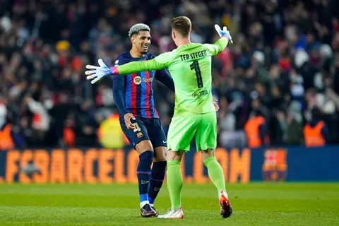 بعد تنحية تير شتيجن.. برشلونة يعلن عن قائده الجديد